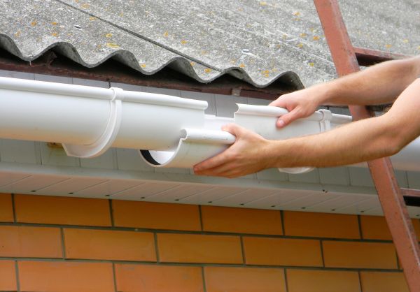 Gutter Hanging in Show Low